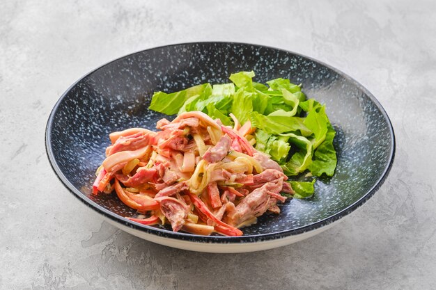 Salada com carne desfiada e vegetais