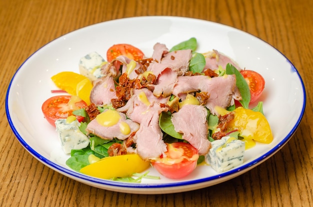 Salada com carne e legumes