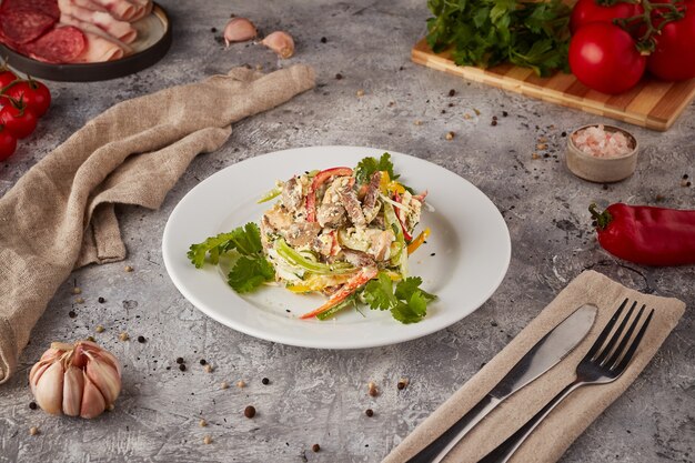 Salada com carne e vegetais com molho de natas