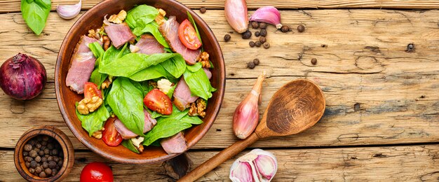 Salada com carne, espinafre e azeda