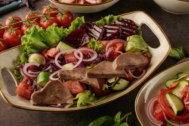 Salada com carne imagem de menu estética