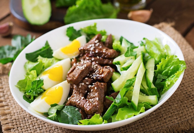 Salada com carne picante, pepino e ovos no estilo asiático.