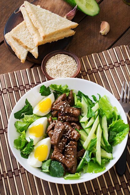 Salada com carne picante, pepino e ovos no estilo asiático.