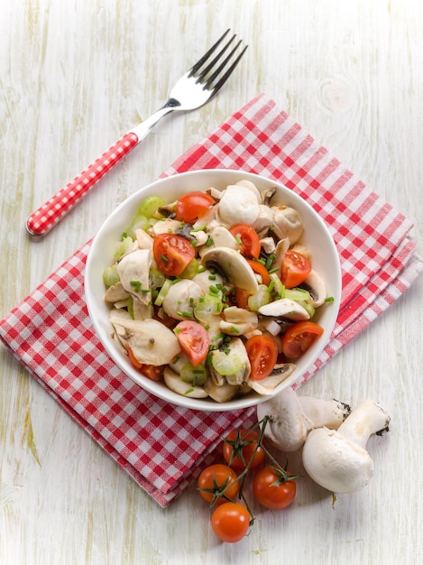 Salada com champignon e tomate