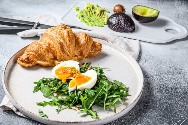 Salada com croissant e ovo