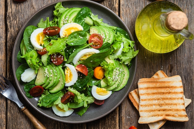 Salada com espinafre abacate tomate em um prato Salada vegetariana