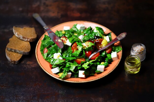 Salada com espinafre e queijo branco.