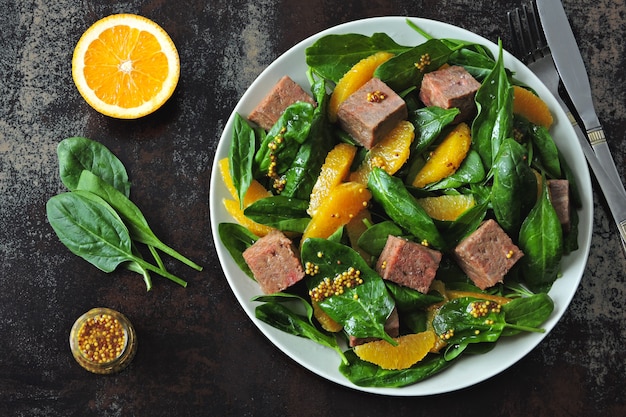 Salada com espinafre, laranja e salmão defumado.