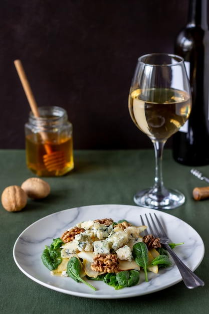 Salada com espinafre, pêra e queijo azul. Alimentação saudável. Comida vegana. Dieta. Receita.