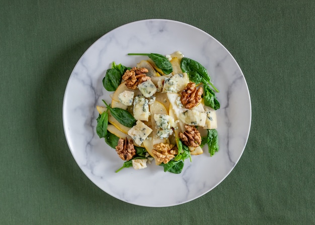 Salada com espinafre, pêra e queijo azul. Alimentação saudável. Comida vegana. Dieta. Receita.