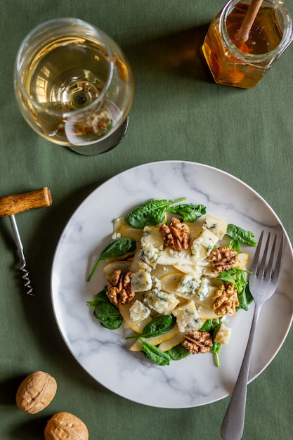 Salada com espinafre, pêra e queijo azul. Alimentação saudável. Comida vegana. Dieta. Receita.