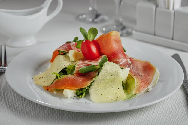 Salada com fatias de pera e tomates a