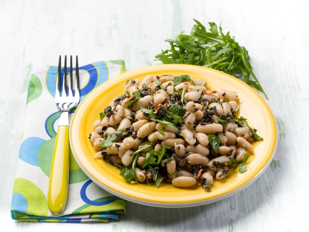 Salada com feijão, azeitonas pretas e rúcula