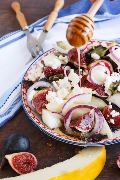 Salada com figos e melão. lanche nas festas de verão.