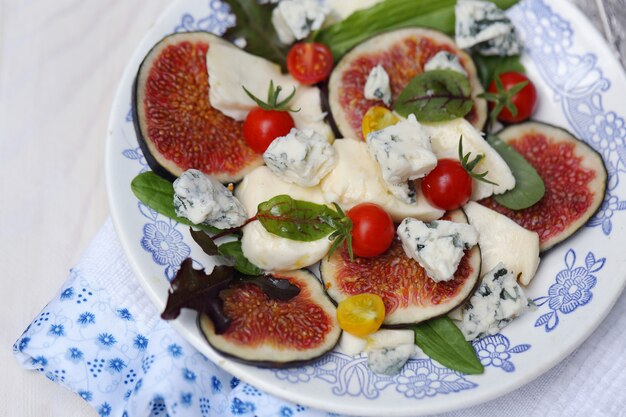 Salada com figos, queijo azul e queijo de cabra