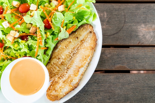 salada com filé de peixe frito