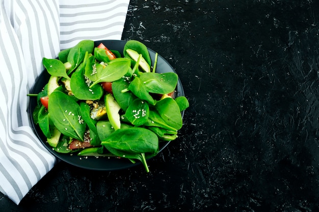 Foto salada com folhas de espinafre abacate e tomate. nutrição adequada, demanda saudável por vida.