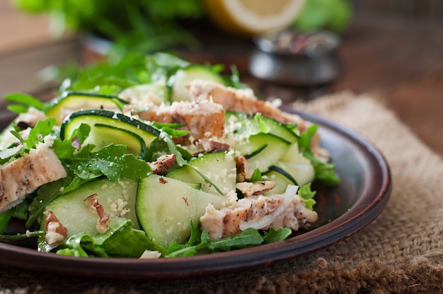 Salada com frango e abobrinha