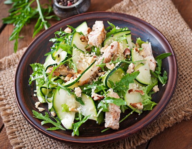 Salada com frango e abobrinha