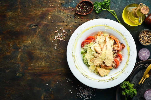 Salada com frango e bacon Vista superior Em um fundo escuro Lanches frios