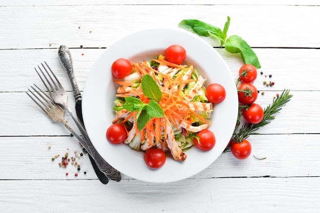 Salada com frango e legumes frescos em um fundo branco Espaço livre de madeira para o seu texto Vista superior