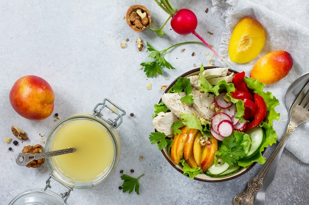 Salada com Frango e Legumes Frescos