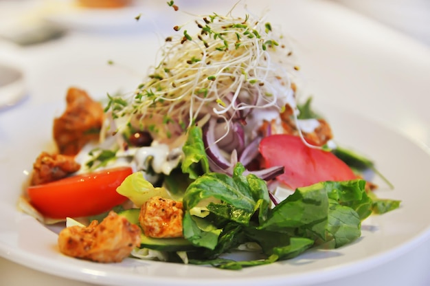 Salada com frango e legumes