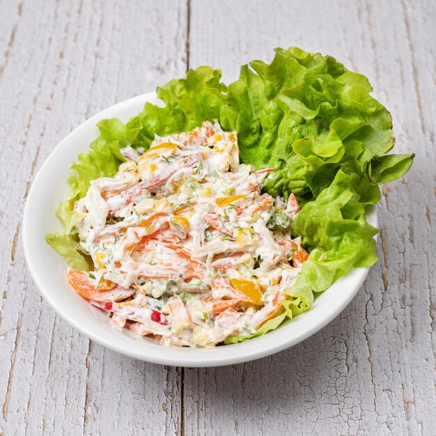 Salada com frango e legumes