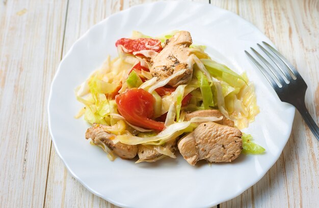 Salada com frango e tomate em chapa branca