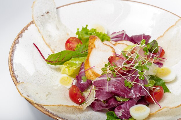 Salada com frango em um prato branco