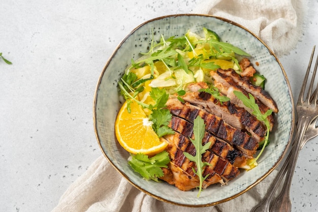 Salada com frango laranja e pepino