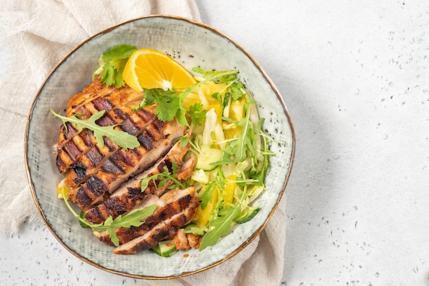 Salada com frango laranja e pepino