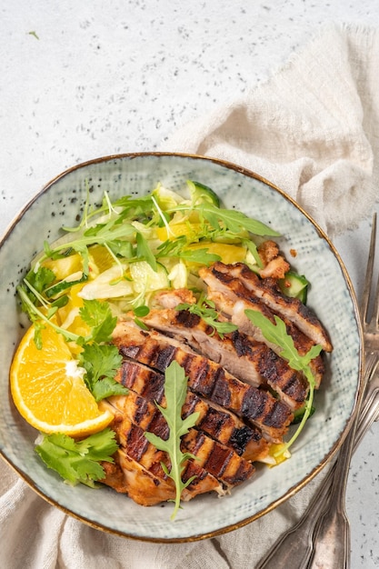 Salada com frango laranja e pepino