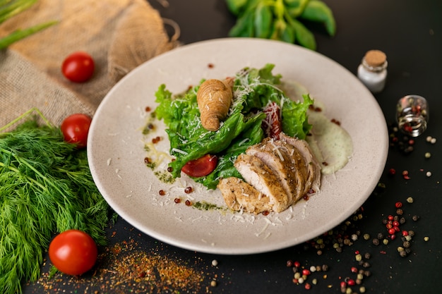 Salada com frango, mussarela e tomate cereja