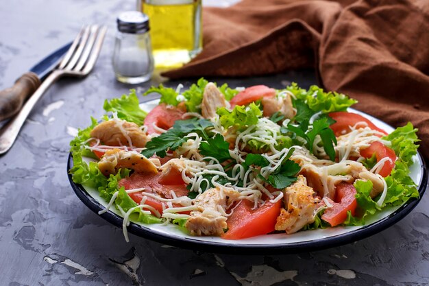 Salada com frango, tomate e queijo