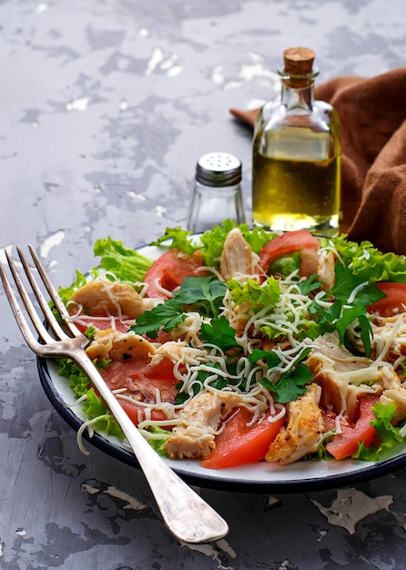 Salada com frango, tomate e queijo