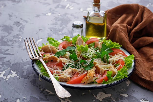 Salada com frango, tomate e queijo