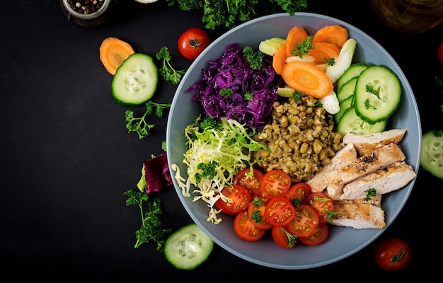 Foto salada com frango, tomate, pepino, alface, cenoura, aipo, repolho roxo