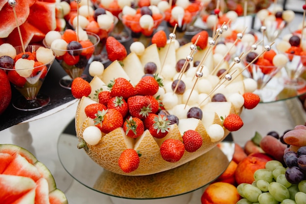 Salada com frutas lindas frutas na barra de chocolate