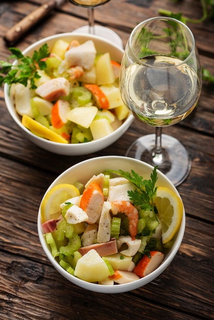 Salada com frutos do mar, batata e aipo