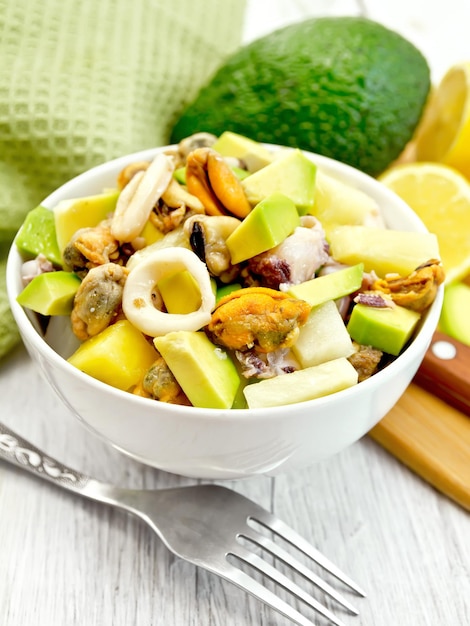 Salada com frutos do mar e abacate em tigela no quadro branco