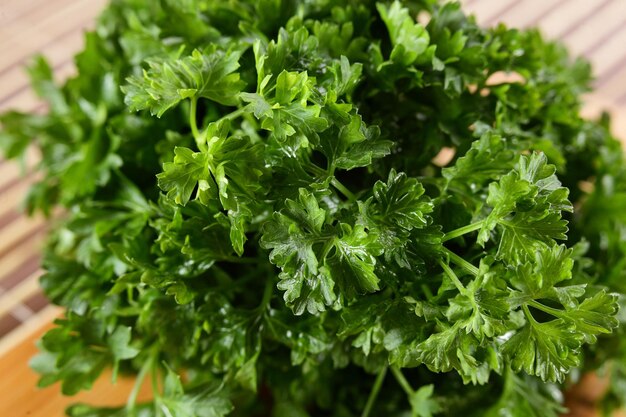 Salada com fundo de madeira