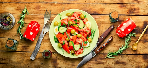 Salada com legumes, azeitonas, ovos e alecrim.