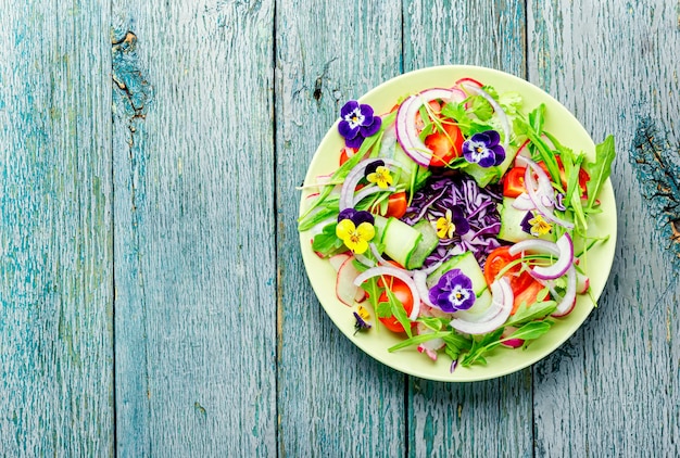 Salada com legumes e ervas