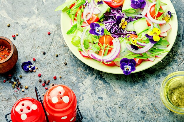 Salada com legumes e ervas