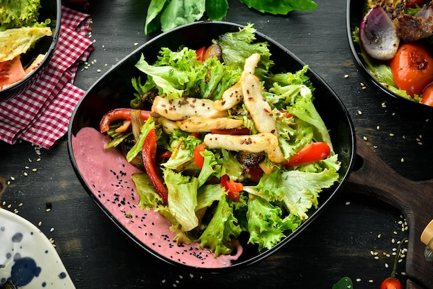 Salada com legumes e frango Em um fundo de madeira Vista superior Espaço livre para o seu texto