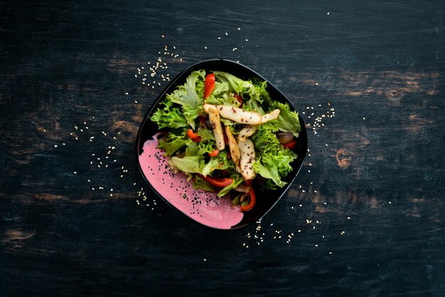 Salada com legumes e frango Em um fundo de madeira Vista superior Espaço livre para o seu texto