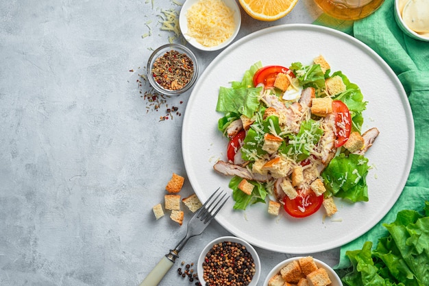 Salada com legumes e peito de frango em um fundo cinza. Salada César tradicional. O conceito de nutrição saudável.