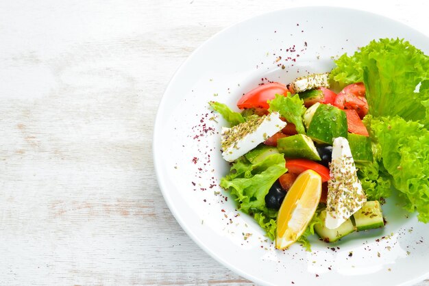 Salada com legumes e queijo feta. Salada de vegetais. Vista do topo. Espaço de cópia grátis.