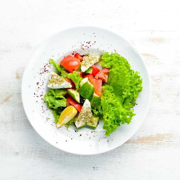 Salada com legumes e queijo feta. Salada de vegetais. Vista do topo. Espaço de cópia grátis.